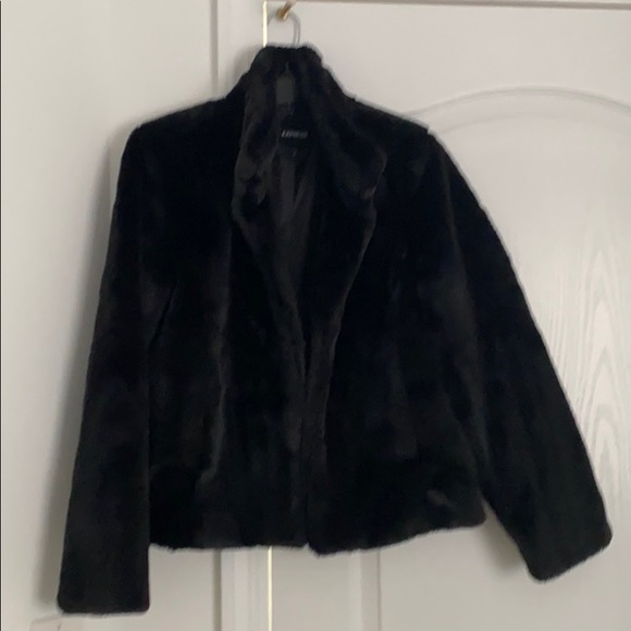 🎉 Host Pick EXPRESS Faux Fur Jacket - Picture 3 of 10
